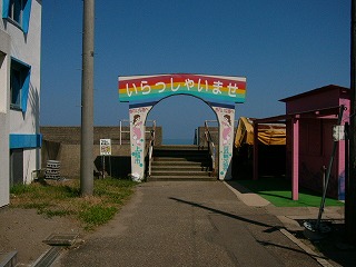 人気はないが明るさがまだ偲ばれる入り口