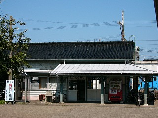 谷浜駅駅舎全景