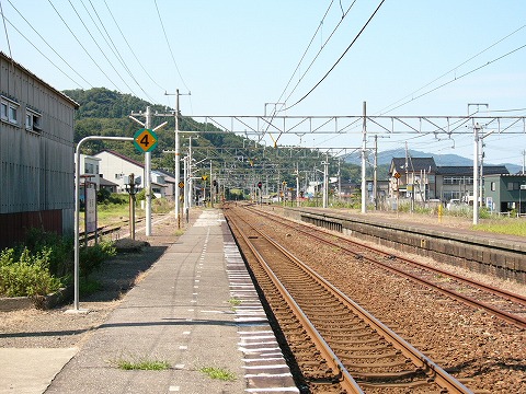 長い疲れたコンクリートのホーム