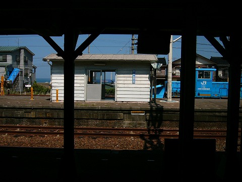 向かいのホームの簡素な白い待合室