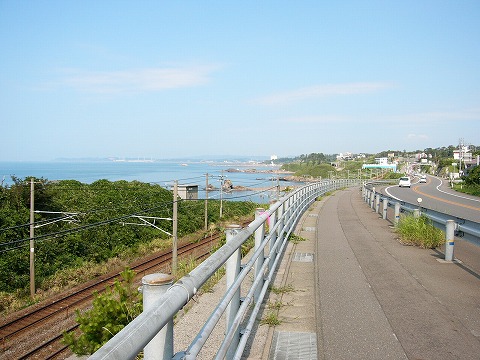 国道8号線と薬師堂海水浴場