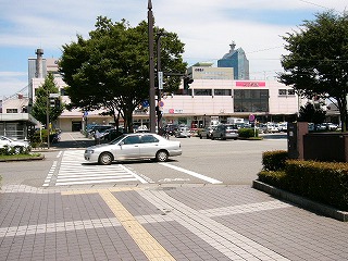 駅舎を向かって左から