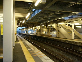 まだ薄暗い旅立ちの駅