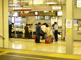 米原駅の新幹線改札口