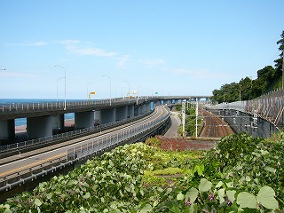振り返って北陸自動車道と国道8号線を見る