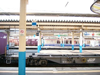 直江津駅のいくつかのホームを横から