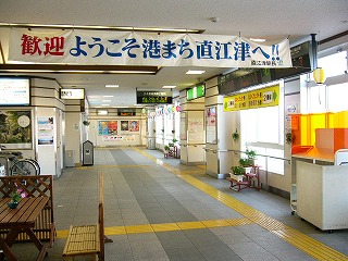 ホームから上がったところ