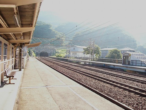 名立駅下り線ホームから直江津方面を望む