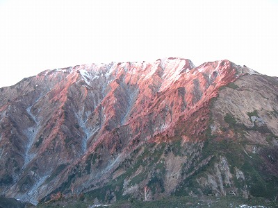 夕焼けに染まる奥大日岳