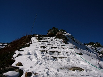雪が深くこびりついた階段