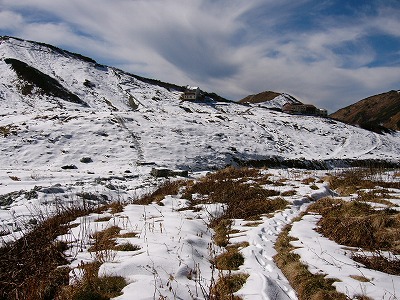 サイのかわらから見る雷鳥沢ヒュッテとロッジ立山連峰