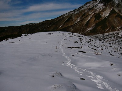 雪原の稜線を振り返って