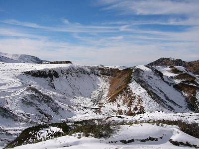 引き返し地点から立山室堂山荘を見た