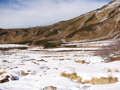 雪のない新室堂乗越の稜線