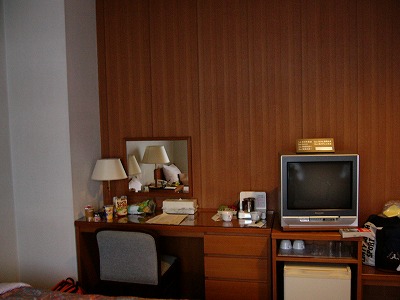 机やテレビのあたり