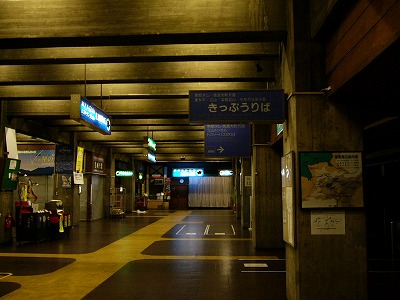 少し明るいターミナルの真ん中部分