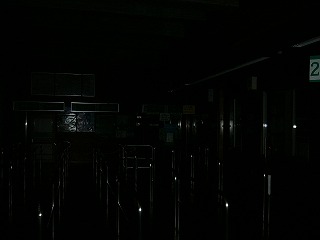 真っ暗な中金属のパイプだけがフラッシュで光っている