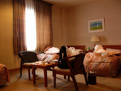 窓から曇りの光が差し込む客室