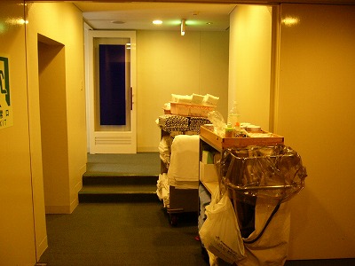 廊下にあったプロの掃除用具が詰まれた大きなワゴン