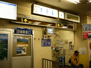 片方のゲートが団体用でもう一方が一般用のこじんまりした改札口