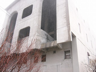 白い巨大な石造りの建物のにあいた縦長の穴二つ