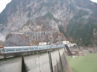 岩山を背景に堰堤と湖