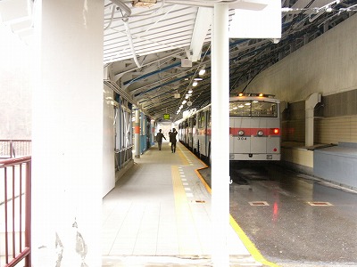 きれいに整備された敷石の乗り場と白い鉄骨を組み合わせた屋根の下にバス4台