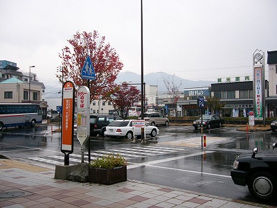 雨模様の駅前ロータリー