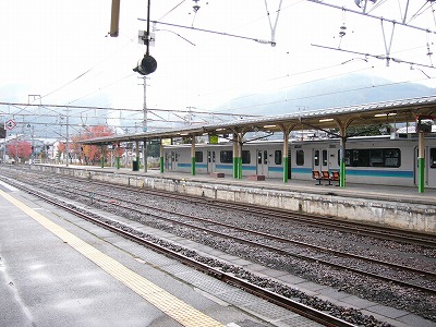 ホームとホームの間には3線ある