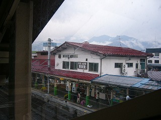 赤い屋根の上りホームと2階建ての食堂