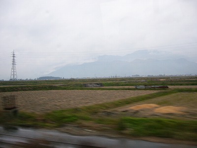ずっと広がる田畑と曇りでうっすらとしか見えない北アルプス連峰