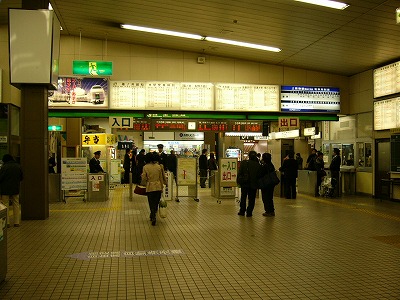 広いコンコースの向こうに有人改札口が並ぶ