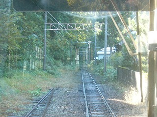 人工林に囲まれた本宮駅付近