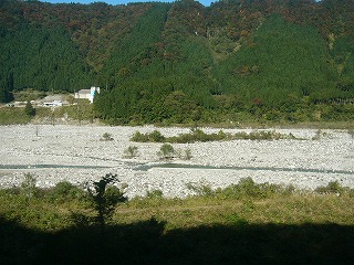 車窓から河原を見る