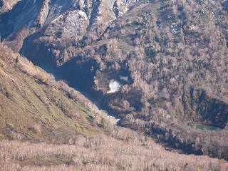 湯煙の上がる「新湯」とその右隣の刈込池