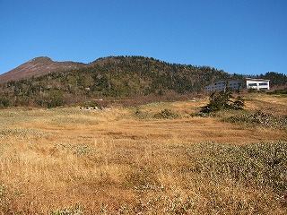 草原の少し向こうにある白い建物