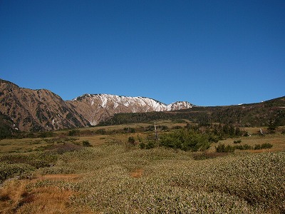 弥陀ヶ原駅への途中、中大日岳を望む