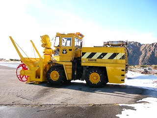 黄色の除雪車