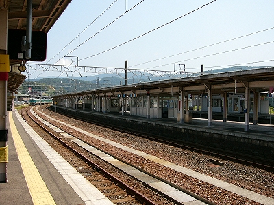 一部は向こう2つのホームまで見渡せる。駅弁屋もひっそりとし、真夏の午を迎えようとしている。