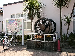 腰掛程度の高さの台座に乗った動輪。