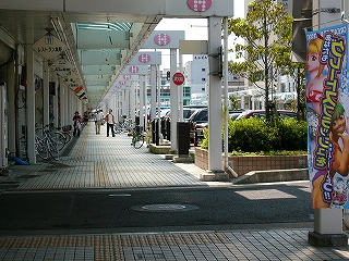 アーケードがずっとのびて、左手に商店が並び続く。