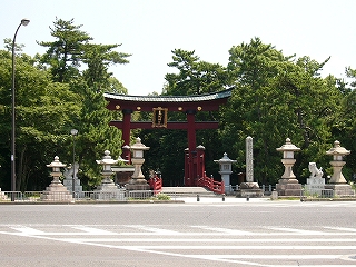 木々と赤い大きな鳥居
