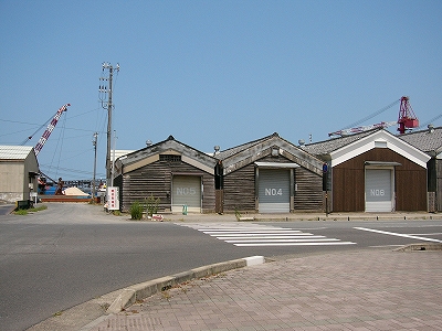 シャッターに太く大きい白い字でNo5,No4,No6と順に書かれた3つの倉庫。いずれも木造。