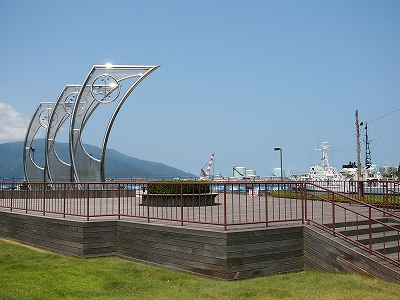 船の帆をデザイン化した割と小ぶりな銀色のオブジェが重なるように3つ。