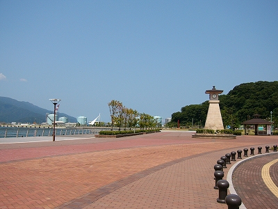 海に臨むカーブを描いたレンガの広場