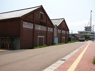 三角屋根の赤いレンガの倉庫2棟