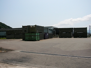 壁のように置かれたコンテナ