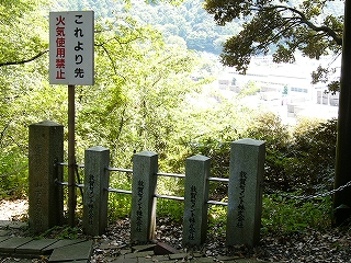 大理石の石柱にステンレスの横棒を二本通した柵。柵向こうに少し展望がある。