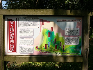 金ヶ崎城址案内図。かなり最近のものらしく、平成の香がする。看板も新しい。多色を使って等高線で色分けをしてあり、各ポイントに詳しい解説が書いてある。
