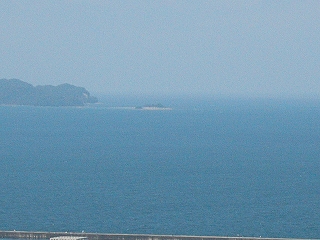 遠くに霞む砂地の島